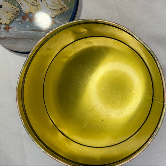 Iconic Vintage 1980s Winter Geese Collectable Round Tin | Cottagecore Farmhouse - Picture 5 of 12